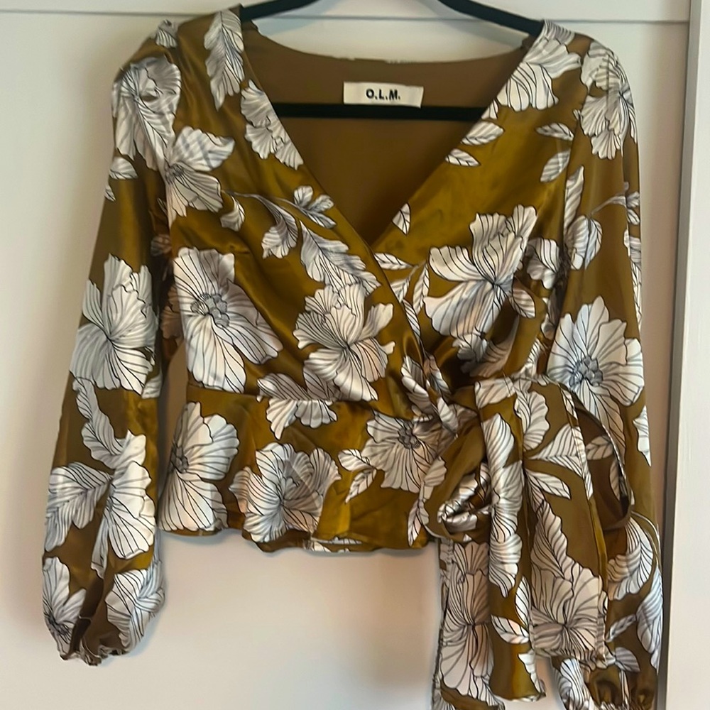 Silky sexy wrap top with tie and peplum. Size M gold / copper and white flowers.